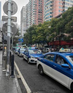 中山西路：出租車“排長龍”候客！貴陽交警回應(yīng)了融媒問政面對面